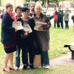 Distribution militante du journal devant une école limougeaude